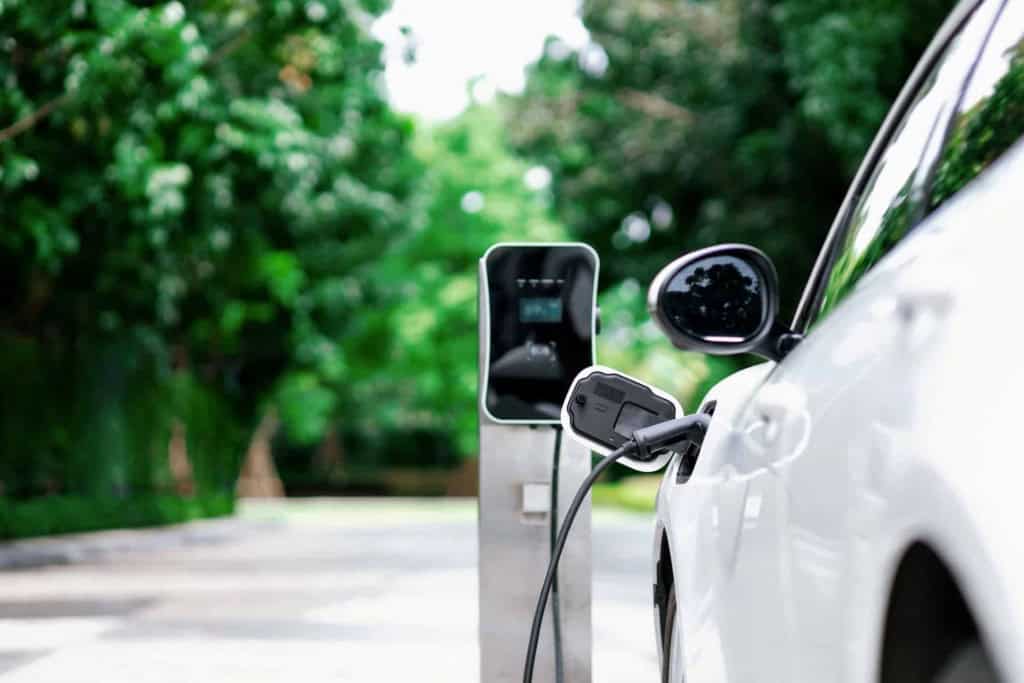 Venda de carros elétricos no Brasil deve bater recorde em 2025