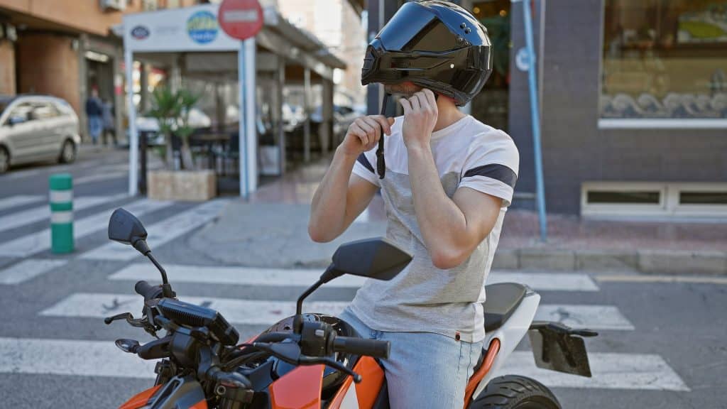 Capacete com Bluetooth dá multa? O que diz a lei de trânsito