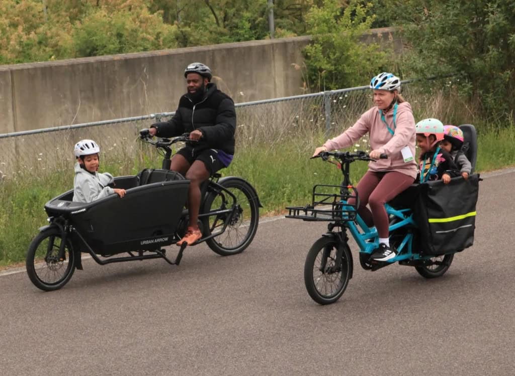 Do carro à bicicleta elétrica: famílias descobrem novas formas de se mover
